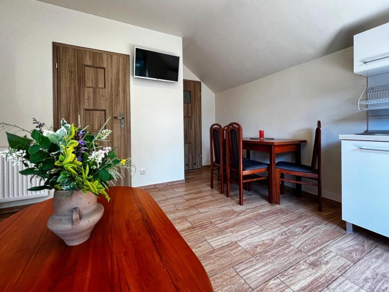 Apartamenty Winniczki โปเบียโรโว ภายนอก รูปภาพ